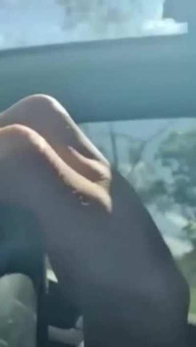 A melhor parte do vídeo é a música que está tocando