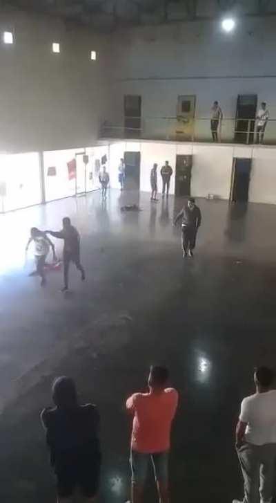 Pelea de facas en el Complejo Penitenciario Sáenz Peña termino con un apuñalado en el corazón