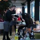 These two girls ordered cake to take selfies and didn't pay because 