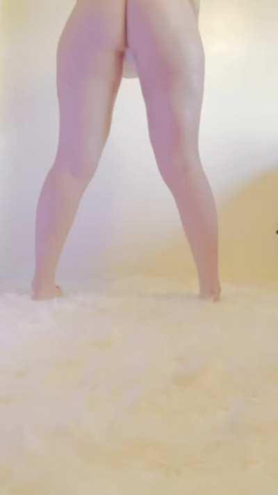 She did the splits 🤪