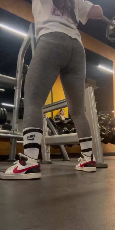 Japanese gym girl squat 