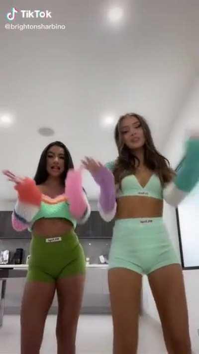 I was hoping she would turn around lmao I’m so glad she did