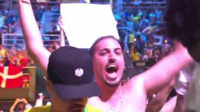 Hoje no CS:GO, o time brasileiro FURIA eliminou a Na'Vi (#4 no Mundo) e se classificou para as semi-finais. Esse era o clima na Jeunesse Arena