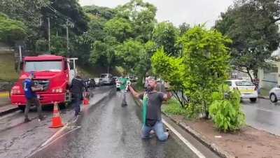 Eu fiquei com uma dúvida sobre esse vídeo da polícia desmontando o acampamento bolsonarista: por que o sujeito tá chamando o Bial? Ou ele tá imitando um gato?