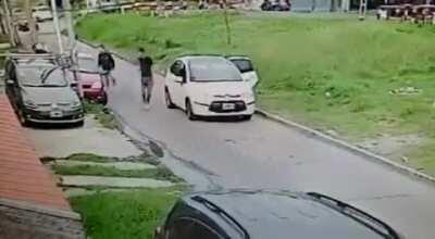 Lanús. Violento raid delictivo. Una banda robó un C3 en CABA. Luego fueron a Villa Diamante. A punta de pistola amenazaron al dueño del auto rojo para robarlo. Desde atrás, el yerno de la victima chocó a los ladrones. Uno de ellos, le disparó 3 veces. La 