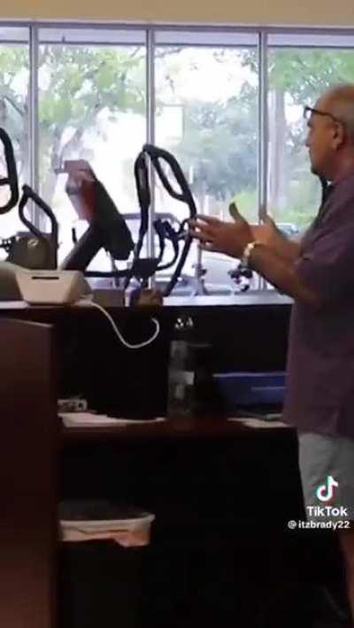 Guy interrupts a shop owner’s business with a lame barbell prank