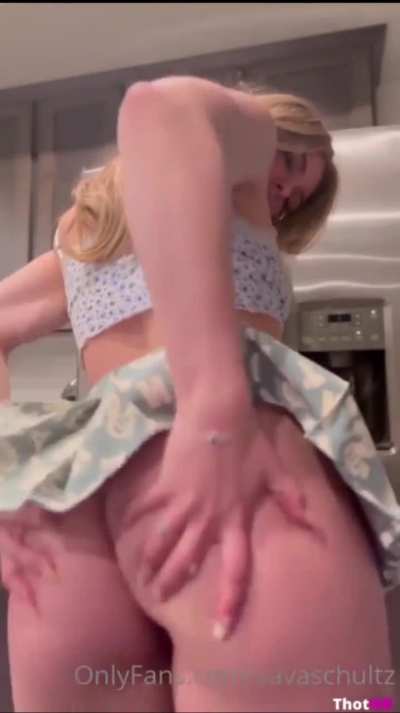 Sava schultz shaking ass