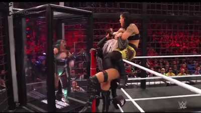 Shayna chokes Liv Morgan out!