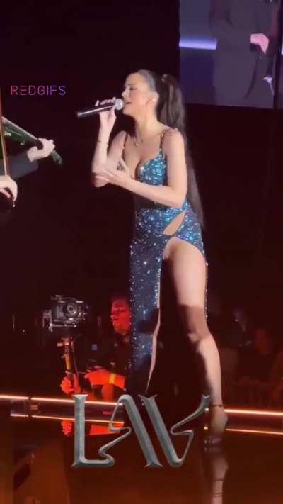 Хорошее платье. И операторы стараются.