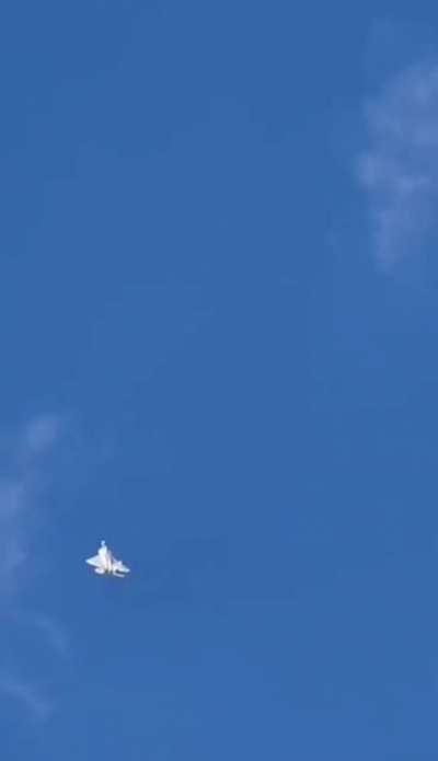 🇺🇲 Lockheed Martin F-22 Raptor defying gravity and people FREAK OUT! [video]