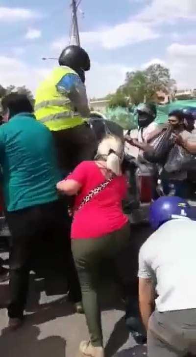 Chamical, provincia de La Rioja. Una camioneta del gobierno con bolsones para comprar votos fue interceptada por el pueblo con hambre.