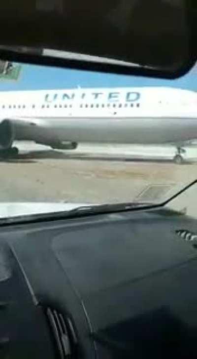 Ya saben cabros, dejen el avion con freno de mano antes de bajarse.