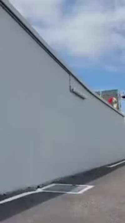 Как перевернутьcя об стену?