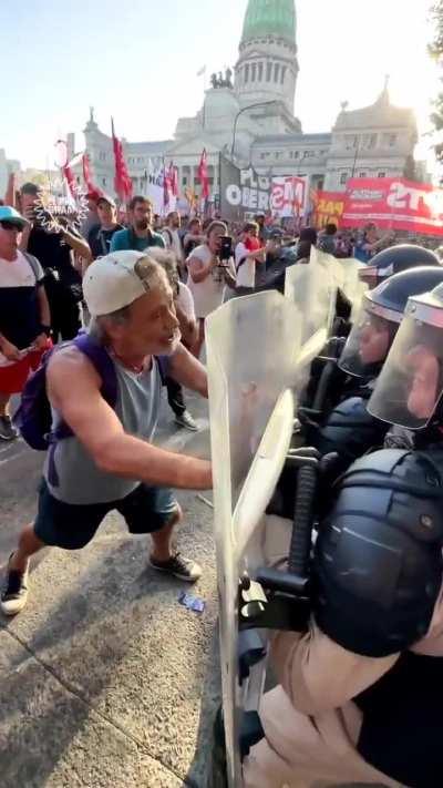 Manifestante posa para la foto