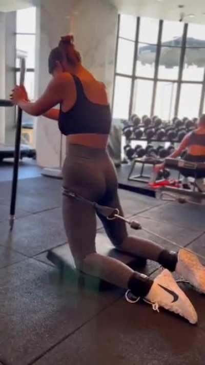 Showing off the booty gainz 🍑