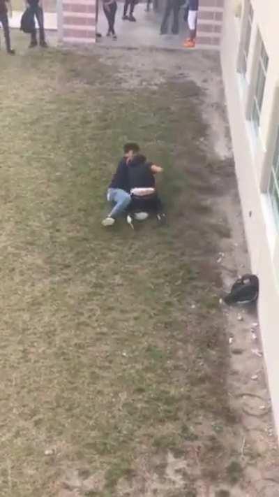 Clean 1 on 1 Fight recorded from school balcony‼️