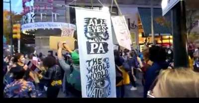 'Baile de Favela' tocando na festa dos eleitores democratas na Filadélfia, capital da Pensilvânia