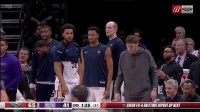 [Highlight] Larry Nance gets the steal and CJ sends it to BI for the huge alley oop slam - BI steals it right back and hits the tough middy, Pels up by 27!