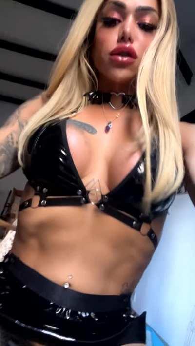 I want to fill someone's throat