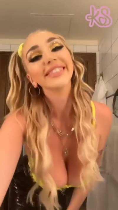 ʙᴀʀʙɪᴇ ɪɴ ʏᴇʟʟᴏᴡ💣🍭😛💥🍬💋❤️