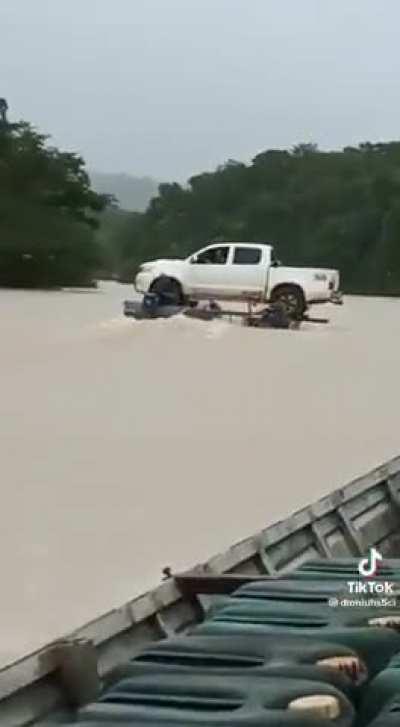 Balseros contrabandistas de combustible saludan a balseros contrabandistas de Hilux, frontera Argentina-Paraguay