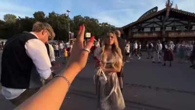 Julia Beautx im Oktoberfest Vlog von ZCLINA 02.10.23 und Julia scheint schon wieder zu frieren, die Arme 😜