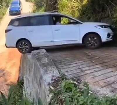 No way the car wouldn't fall;but whoever is driving F*CKING hats off to them🫡🫡