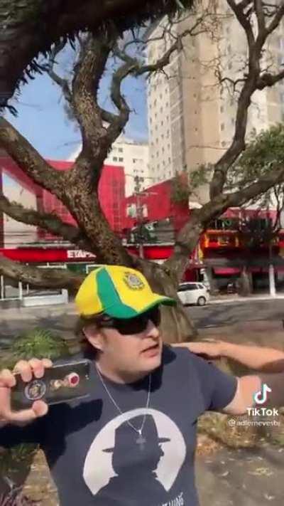 Com a rinha de galo sendo ilegal, a gente devia começar a investir em rinha de incel.