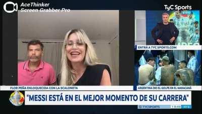 Florencia Peña opinando del partido en TyC, proyectando: 