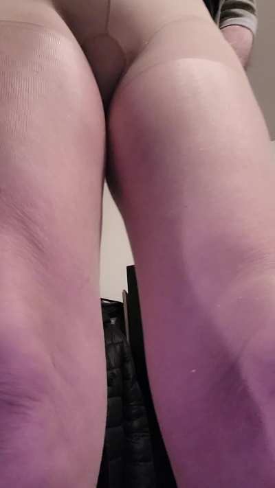 72 YO GUY who's proud of my HOT GIRL'S LEGS 🦋Amateur GIF by isuckdick2