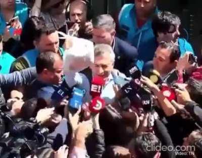 Macri llevandose las medialunas