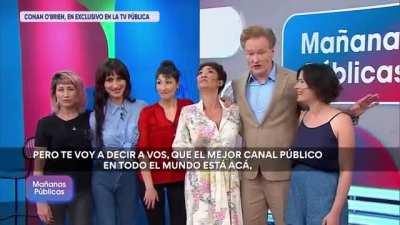contrataron un comediante de USA para hacer campaña para que no cierren la tv pública jajajaa