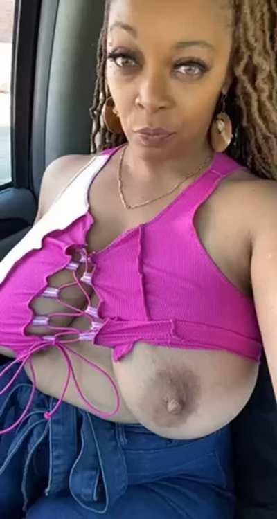 Watch her nipples stand up 😍🔥