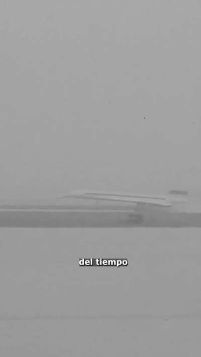 En 1971, el horizonte de Buenos Aires fue testigo de un hito tecnológico: el aterrizaje del Concorde en el Aeropuerto de Ezeiza. Este registro captura la llegada de la aeronave franco-británica que revolucionó la aviación comercial.