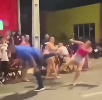 Bruce Lee fighting off a Fan