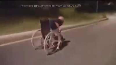 Os cadeirantes tão loucos.