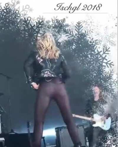 Helene zeigt ihren geilen Arsch🔥