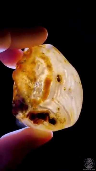 Агат с водой, которая попала туда внутрь миллион лет назад