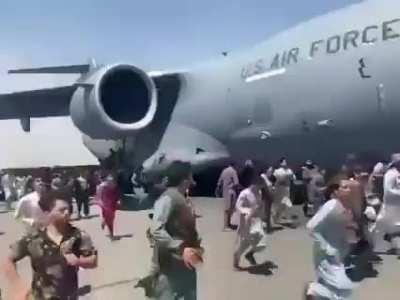 Caos e mortes no Aeroporto de Kabul: milhares invadem pista