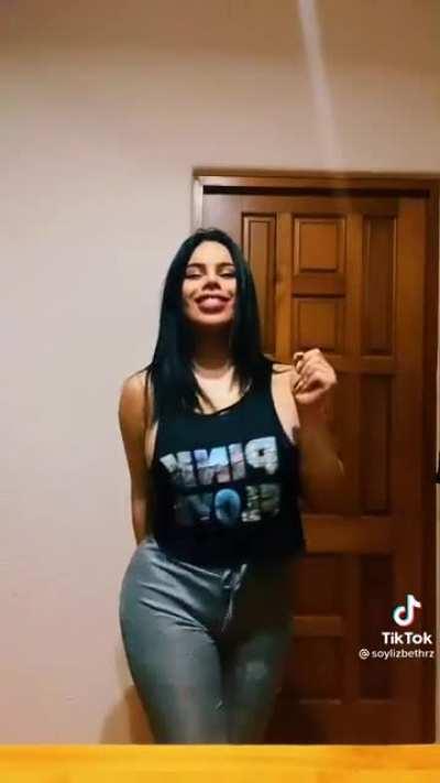 Tiene unas tetotas que casi se le salen