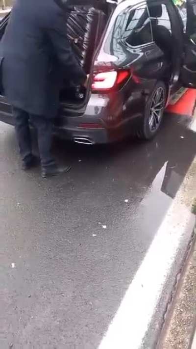 Il comportamento dei tassisti verso chi prende Uber, assurdo!