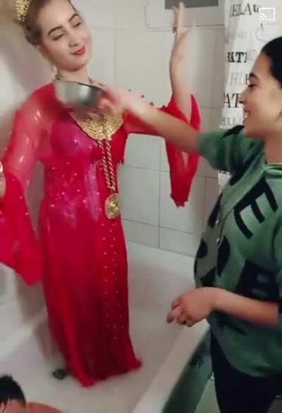 Цига@ka се къпе в Мляко