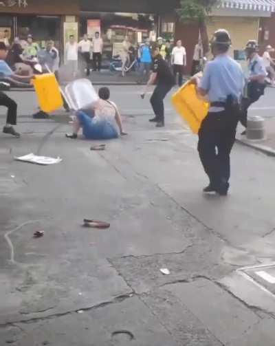 Most brave Chinese police