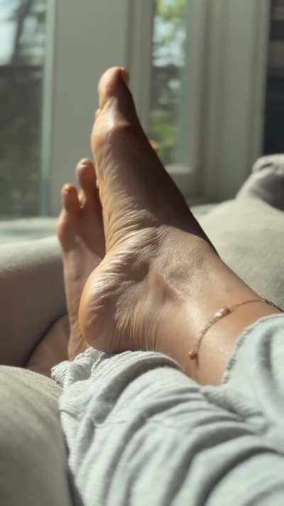 Meet your new mistress, these feet .🦶🏼