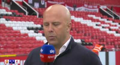 Arne Slot breaking down Ten Hag’s style of play at United and why it’s so easy to get at them in 1v1 situations.