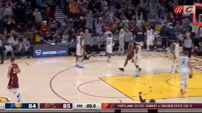 [Highlight] Kevin Love hits the difficult step back 3 to beat the 3rd quarter buzzer