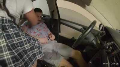 horny babe squirts like a water fountain in the car several times