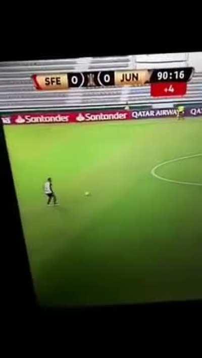 45 do segundo tempo e o Junior Barranquilla precisando de 1 gol pra se classificar e eliminar o River. O Junior Barranquilla: