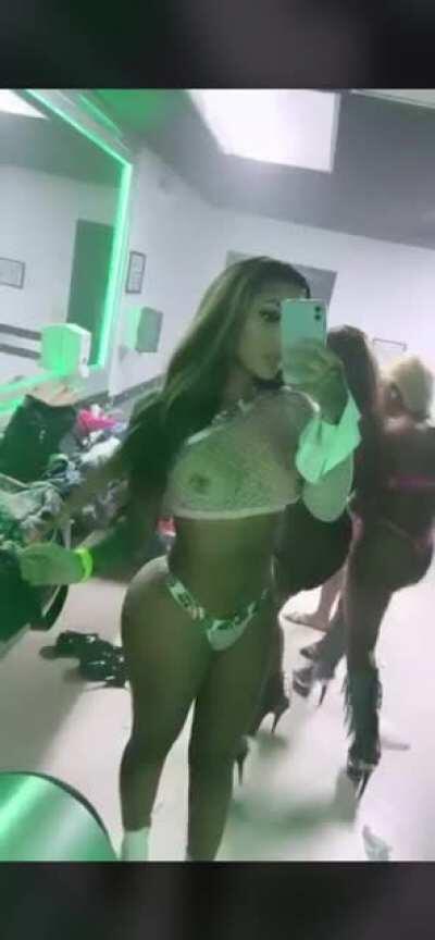 She got her body done😑