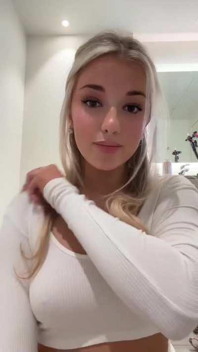 Breckie Hill - Pokies